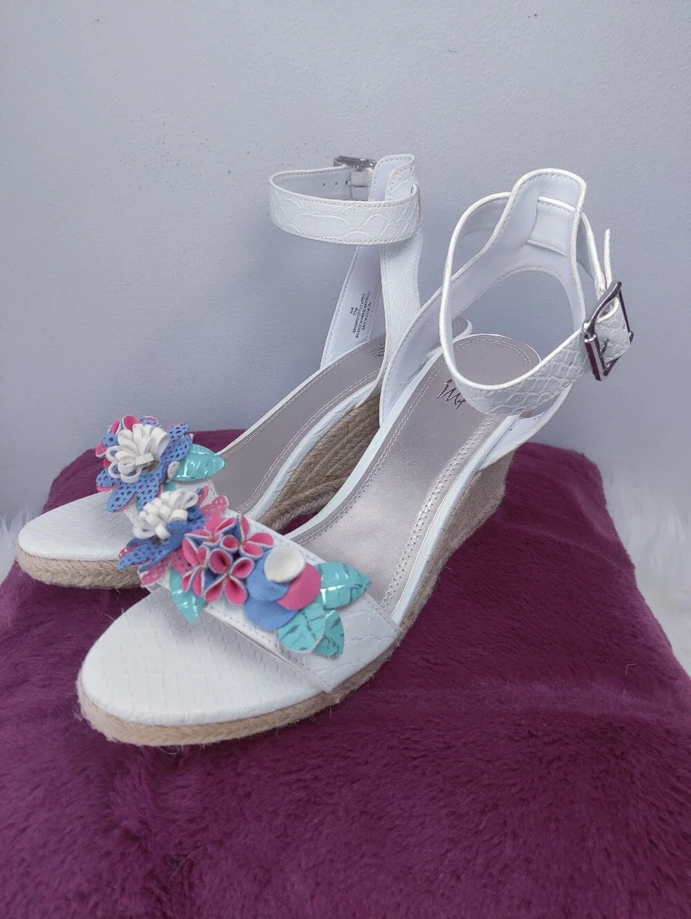 Impo White Floral Espadrille Wedge Sandals Ankle Strap Size 9M Croc Faux Leather